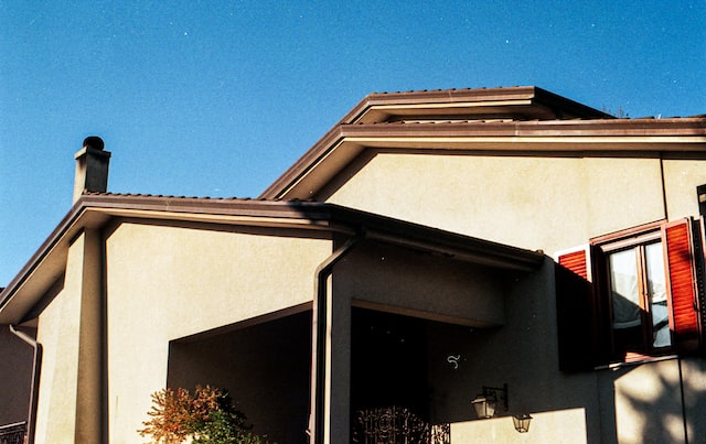 roof with brown gutter