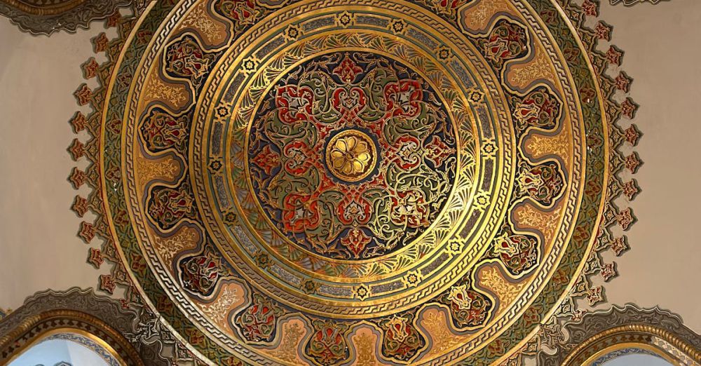 Art Sites - Ornate and detailed ceiling of an İstanbul mosque showcasing Islamic art.