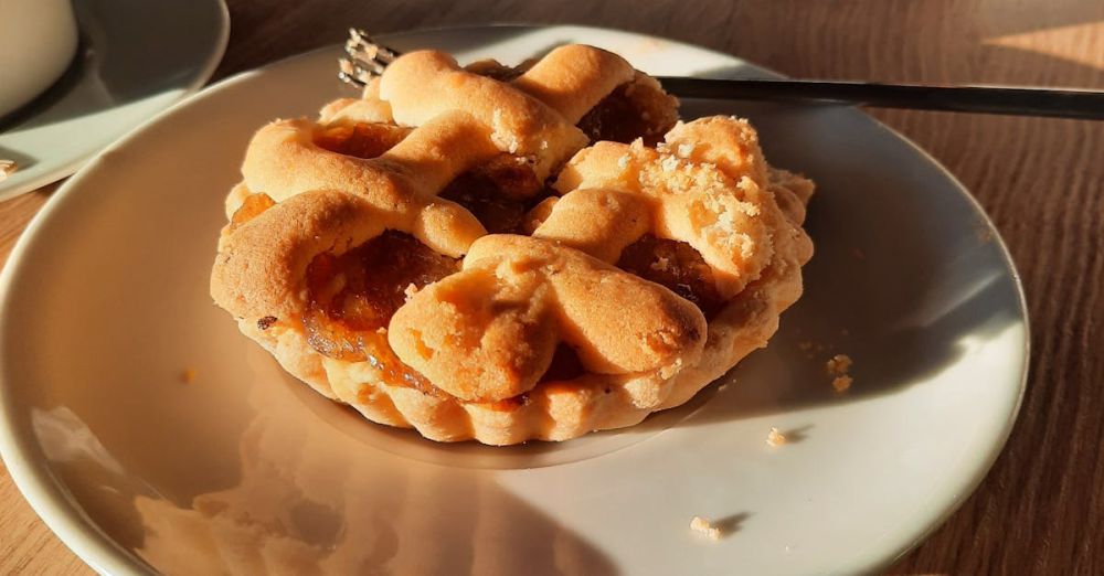 Popular Courses - A delicious apple pie on a plate bathed in warm sunlight, perfect for a cozy afternoon treat.