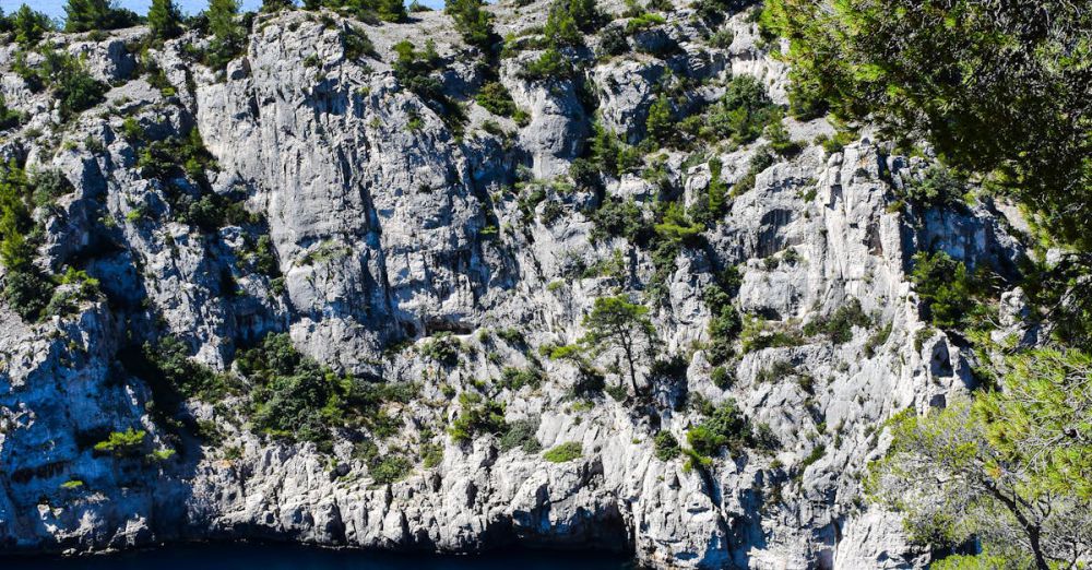 Scenic Views Portaging - Explore the breathtaking calanques with cliffs and azure waters in Provence, France.