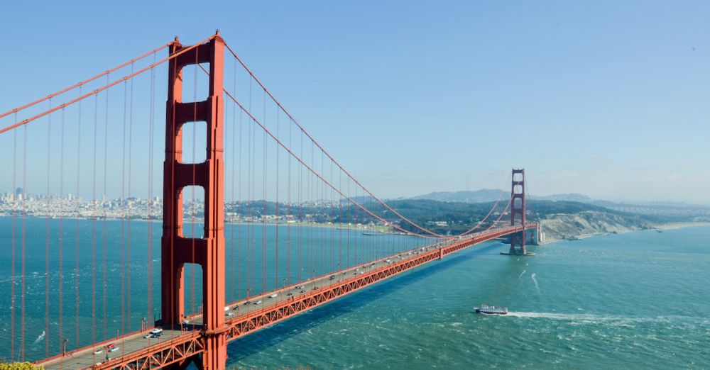 Places - Iconic Golden Gate Bridge spanning the San Francisco Bay on a clear day.