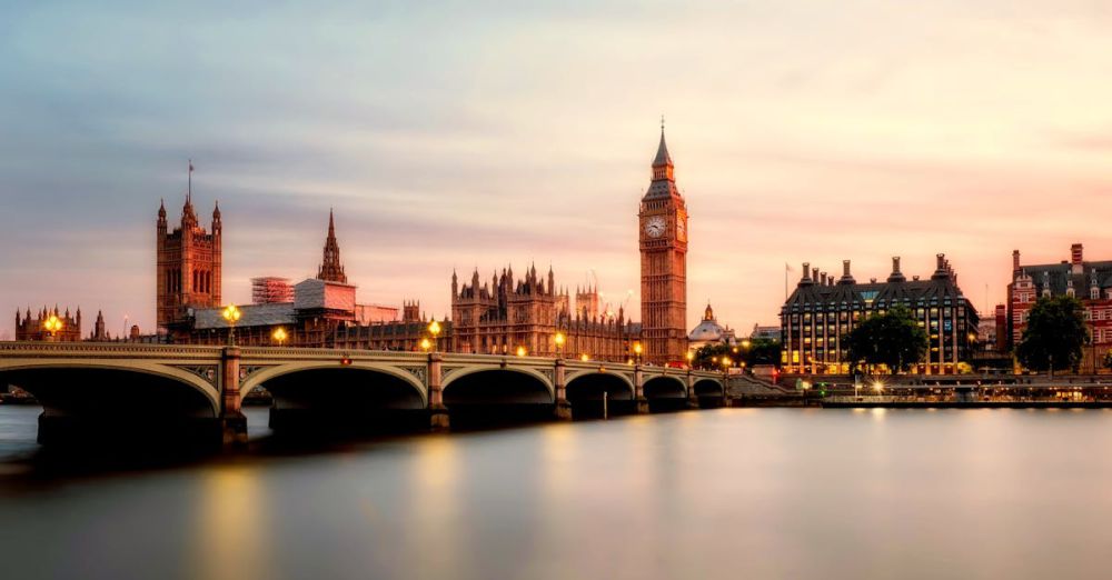 Cities - Scenic view of Big Ben and Westminster Bridge over the Thames River at sunset in London, UK.