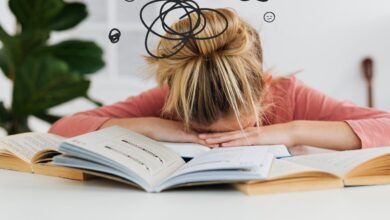 woman-putting-her-head-down-on-the-desk